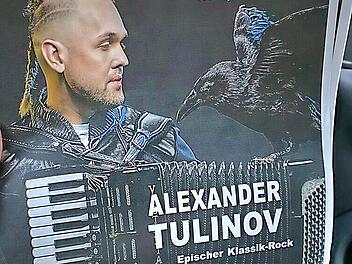 Alexander Tulinov spielt Klassik-Rock auf dem Akkordeon.