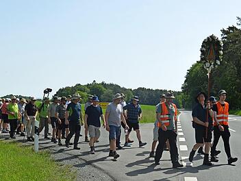 Die Leutenbacher Wallfahrt ist auf dem Weg nach Marienweiher im Landkreis Kulmbach.