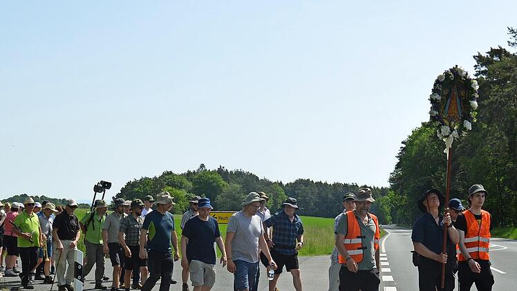 Die Leutenbacher Wallfahrt ist auf dem Weg nach Marienweiher im Landkreis Kulmbach.
