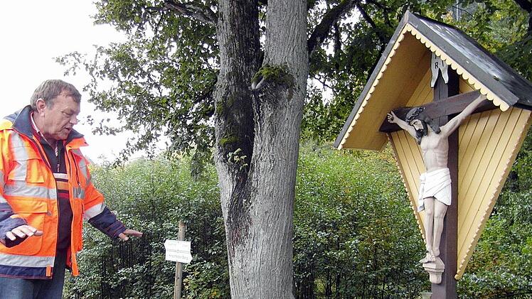 Spontan wurde am Kruzifix der alten B 85 eine Treppe angebracht, damit ein über 80-jähriger Rentner noch möglichst lange unfallfrei das Kreuz pflegen und schmücken kann. Seine Freude über diese Aktion wird dem Polier Joseph Baumann (Sepp) noch lange in Erinnerung bleiben. Fotos: Veronika Schadeck
