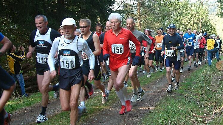 400 Meter nach dem Start führt die Strecke bis zur Ködeltalsperre durch ein Waldgebiet. Foto: Hans Franz