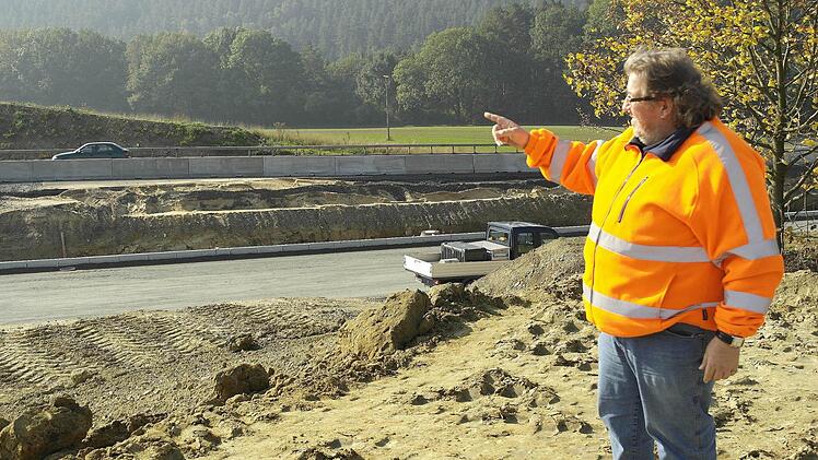 Oberbauleiter Erich Ufer zeigt die Stelle bei Altenreuth, an der noch eine Brücke über die Autobahn gebaut werden muss.