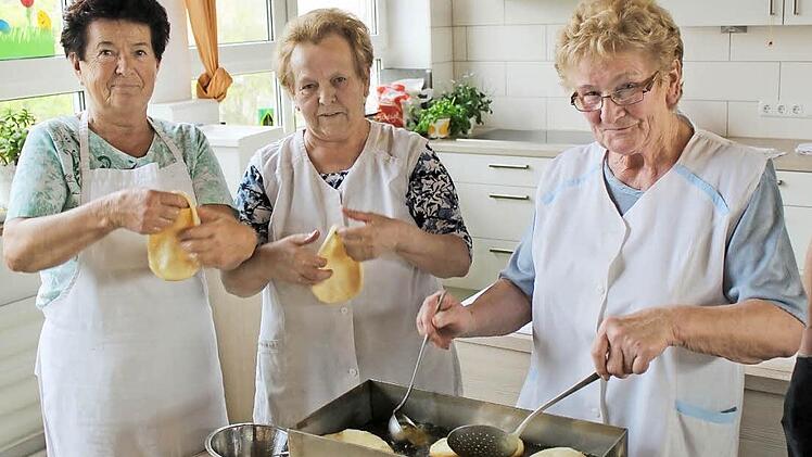 Betty Köhler, Gretl Fees und Maria Fuchs (v.l.) zaubern aus Mehl, Salz und vor allem Fett leckere Küchla.  Fotos: fra-press