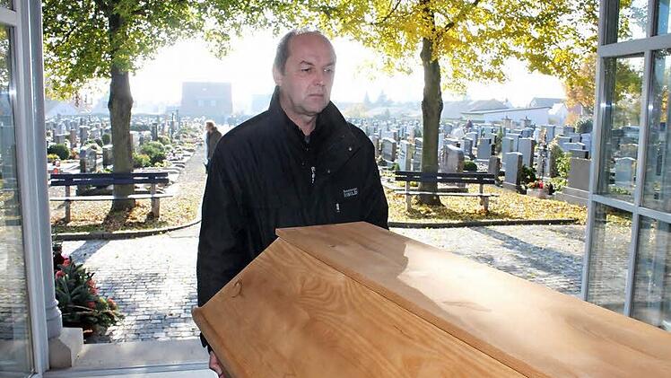 Beim Höchstadter Bestattungsunternehmer Johannes Riegler ist noch kein für tot erklärter Mensch wieder aufgewacht. Foto: Andreas Dorsch (Archiv)