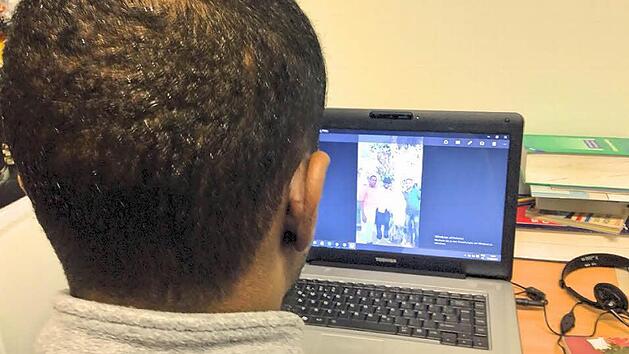 Mussa Abdin betrachtet Fotos seiner Familie in Dschibuti. Sein Gesicht zeigen? Angesichts der Bedrohung durch regierungstreue Menschen ein unn&ouml;tiges Risiko.  Fotos: Michael Busch