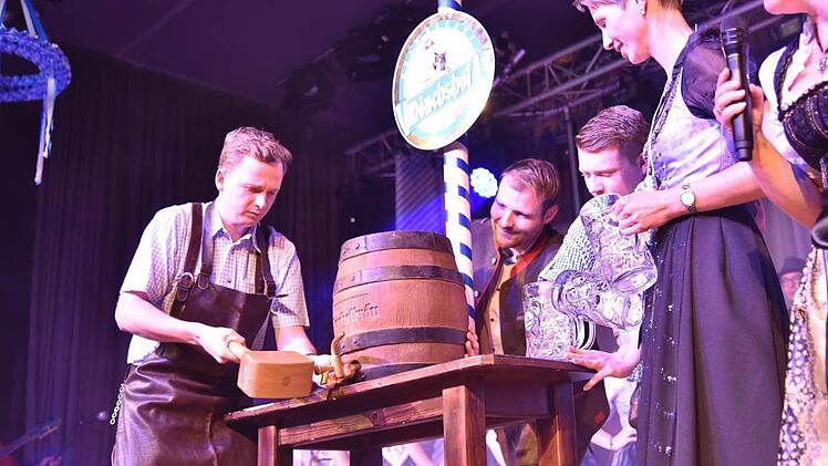 Tobias Ehrlicher versuchte konzentriert das Fass anzustecken. Er prüfte alle Utensilien und hieb den Schlegel auf den Hahn, insgesamt zwölfmal und weichte die Bühne, wie im Vorjahr, mit Hopfensaft ein. Foto: Gabi Arnold