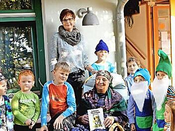 Bei der Märchenstunde in der "Villa Kunterbunt" hörten die Buben und Mädchen der Märchenoma Roswitha Wiesentheit (sitzend) gespannt zu. Stehend: Kindergartenleiterin Alexandra Geuß. Foto: Günther Geiling
