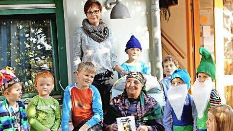 Bei der Märchenstunde in der "Villa Kunterbunt" hörten die Buben und Mädchen der Märchenoma Roswitha Wiesentheit (sitzend) gespannt zu. Stehend: Kindergartenleiterin Alexandra Geuß. Foto: Günther Geiling