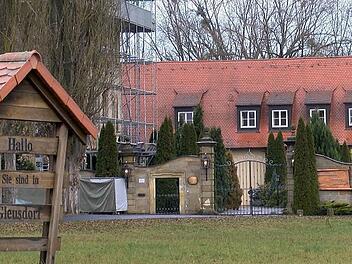 Die Sanierungsarbeiten auf dem Heim und die Pflege darin gehen weiter, das Landratsamt wacht und hilft. Foto: News5
