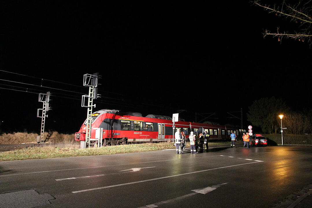Fußgänger von Regionalbahn erfasst und schwer verletzt - Feuerwehr muss Passagiere evakuieren
