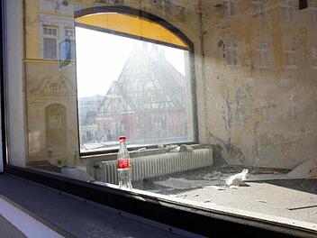 Ein Schaufenster der früheren St.-Anna-Apotheke: Hier will ein Immobilienmakler einziehen. Foto: Josef Hofbauer