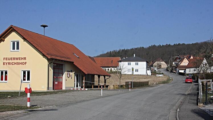 Als "Rennstrecke" und oft zugeparkte, überbelastete Straße wurde die Kurzewinder Straße in Eyrichshof-Rotenhan in der Bürgerversammlung bezeichnet.Helmut Will