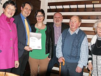 Die Geehrten der Arbeiterwohlfahrt Stadtsteinach (von rechts): Hildegard Wolfrum, Alfred Goller, Vorsitzender Heinz Nowack, Iris und Roland Wolfrum sowie Kreisvorsitzende Inge Aures Foto: Klaus Klaschka