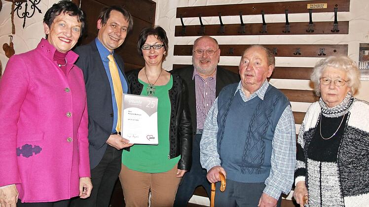 Die Geehrten der Arbeiterwohlfahrt Stadtsteinach (von rechts): Hildegard Wolfrum, Alfred Goller, Vorsitzender Heinz Nowack, Iris und Roland Wolfrum sowie Kreisvorsitzende Inge Aures Foto: Klaus Klaschka