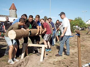 Mit vereinten Kräften bewegten die Ortsburschen den Baum. Foto: Sänger