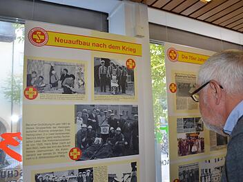 Bis zum 2. November präsentiert das Rathausfoyer eine Ausstellung über die Geschichte des ASB in Herzogenaurach. Auch Konrad Eitel war bei der Eröffnung ein interessierter Betrachter.  Fotos: Bernhard Panzer