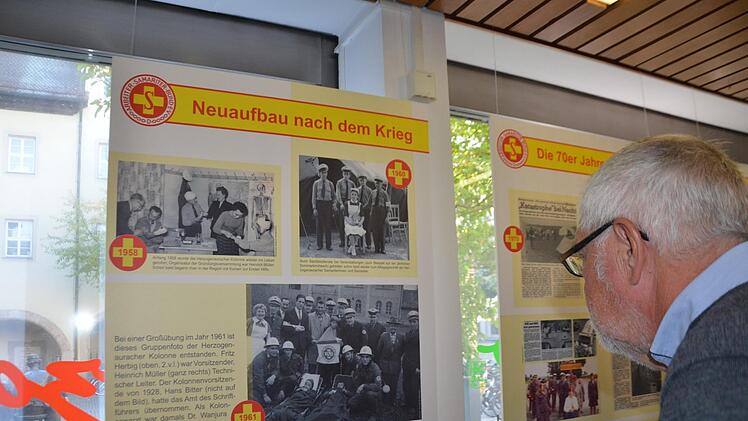 Bis zum 2. November präsentiert das Rathausfoyer eine Ausstellung über die Geschichte des ASB in Herzogenaurach. Auch Konrad Eitel war bei der Eröffnung ein interessierter Betrachter.  Fotos: Bernhard Panzer