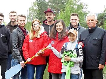 Die Vertreter des "Strohberta"-Teams, (von links) Patrick Munzert, René Ellner, Moritz Weinmann, Alexander Brütting, André Kreusel, Markus Schoberth und Stefan Kolb, bei der Spendenübergabe an die Wasserwacht-Vorsitzende Nadine Kolb, Zweite Jugendleiterin Johanna Surowi und Tim Leppert. Bürgermeister Werner Diersch und Wasserwacht-Ehrenvorsitzender Albert Kolb freuen sich ebenfalls.  Foto: Dieter Hübner