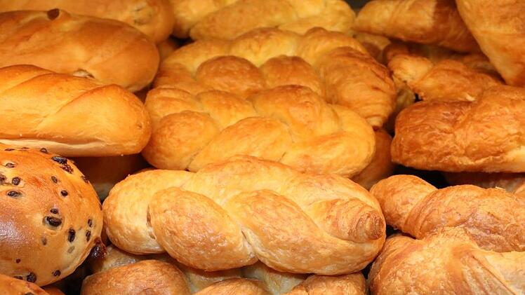 Seelenspitzen Das zopfförmige Gebäck wird traditionell zu Allerseelen gebacken, ebenfalls aus dem Hörnla-Teig, ist mittlerweile aber ganzjährig verfügbar. Die Zopf-Form soll auf einen heidnischen Brauch zurückgehen, nachdem dem verstorbenen Mann die zum Zopf geflochtenen Haare der Ehefrau mit ins Grab gelegt wurden. Ein weiterer Entstehungsmythos erzählt von einem Bamberger, der das Gebäck für die Kinder in einem Waisenhaus backte.