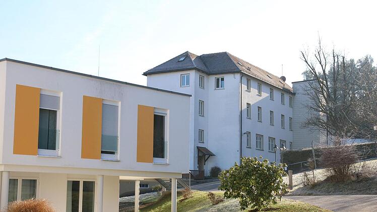 Die Fachklinik wurde 2012 neu gebaut. Das Haus Bethanien (im Hintergrund) soll nun einem Mutter-Kind-Haus weichen. Foto: Alexander Hartmann