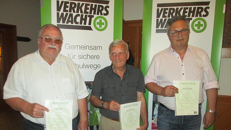 Für rücksichtsvolles und hilfsbereites Fahren wurden ausgezeichnet: (von links) Rudolf Alt und Karl-Heinz Nöger und Dieter Eilingsfeld geehrt.