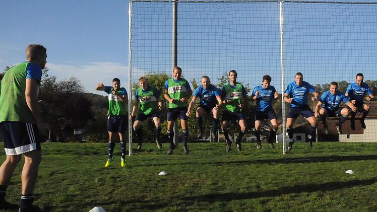 Gut aufgewärmt ist halb gewonnen: Mit dem 4:0-Sieg über den SV Machtilshausen II unterstreichen Auras Reservisten ihre Titelambitionen in der B-Klasse Rhön 1. Foto: ssp