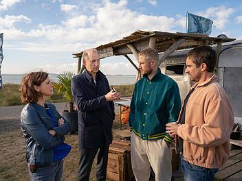 Tom Greiner (Anton Rubtsov, zweiter von rechts) und Mats Dreyer (Nico Rogner, rechts) behaupten gegen&uuml;ber Carl Sievers (Peter Heinrich Brix, links) und Ina Behrendsen (Julia Brendler), den Toten nicht zu kennen.