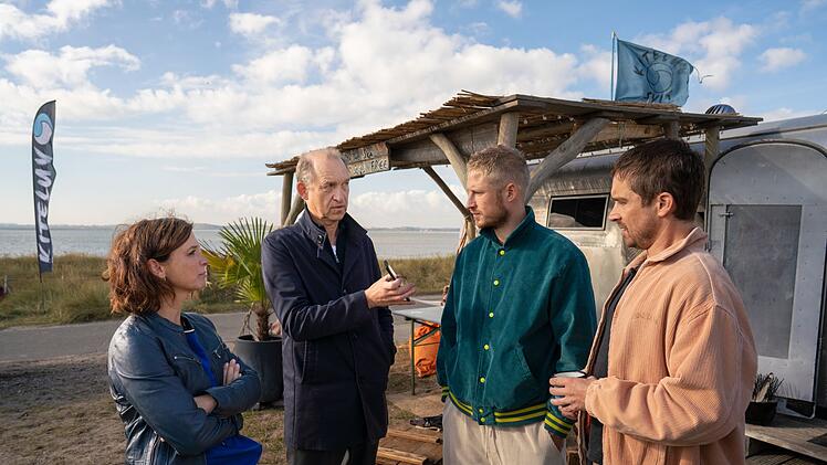 Tom Greiner (Anton Rubtsov, zweiter von rechts) und Mats Dreyer (Nico Rogner, rechts) behaupten gegen&uuml;ber Carl Sievers (Peter Heinrich Brix, links) und Ina Behrendsen (Julia Brendler), den Toten nicht zu kennen.