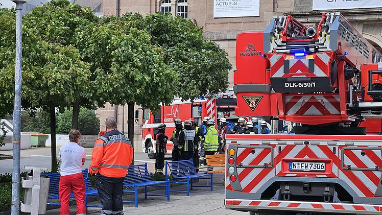 N&uuml;rnberg: Tiefgaragenbrand l&ouml;st Gro&szlig;einsatz aus - Staatstheater evakuiert
