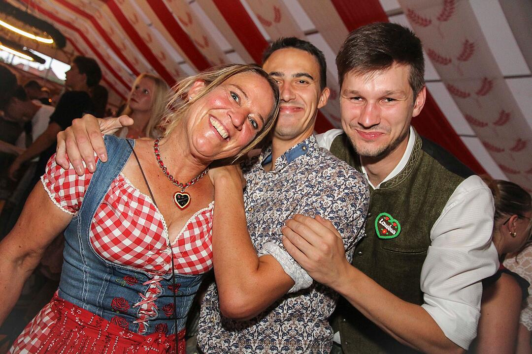 Die Stadlbesucher feierten mit den Stoapf&auml;lzer Spitzbuam.