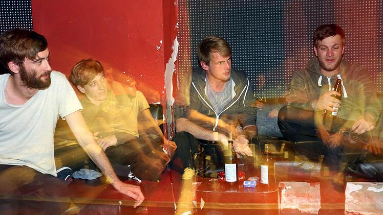 Michl, Max, Christopher und Lars (von links) fühlen sich durch die Sperrzeitverlängerung in ihrer Freiheit eingeengt. Foto: Matthias Hoch