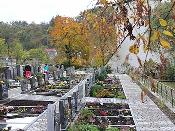 Sanierung des Friedhofs kurz vor dem Abschluss: Auf dem Ramsthaler Gottesacker sind nach einer Satzungsänderung durch den Gemeinderat nun auch Erdgräber für Urnen möglich. Foto: Gerd Schaar