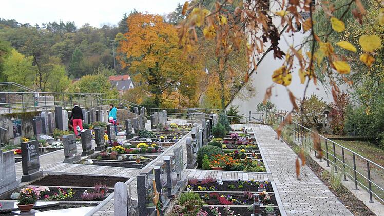 Sanierung des Friedhofs kurz vor dem Abschluss: Auf dem Ramsthaler Gottesacker sind nach einer Satzungsänderung durch den Gemeinderat nun auch Erdgräber für Urnen möglich. Foto: Gerd Schaar