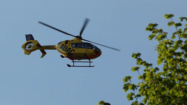 Ein Hubschrauber fliegt den Verletzten ins Krankenhaus. Foto: Arkadius Guzy