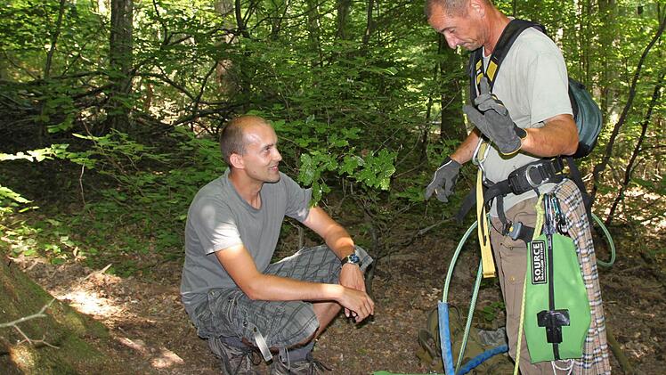 Schwarzstorch-Beringer Carsten Rohde (rechts) und Daniel Scheffler vom Landesbund für Vogelschutz wissen genau, wo sie hinmüssen.