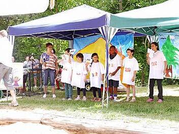 Unter dem Motto "Wir sind eine Welt" luden die Kinder der Mittags- und Ganztagsbetreuung an der Grundschule Haßfurt ihre Eltern, Lehrer und Freunde ein zu einem bunten Programm.  Foto: Sabine Weinbeer