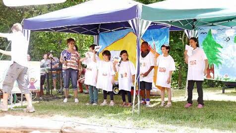 Unter dem Motto "Wir sind eine Welt" luden die Kinder der Mittags- und Ganztagsbetreuung an der Grundschule Haßfurt ihre Eltern, Lehrer und Freunde ein zu einem bunten Programm.  Foto: Sabine Weinbeer