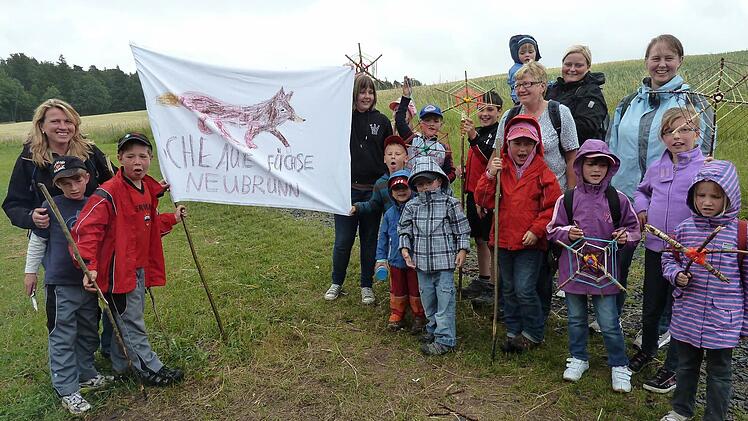 Die "schlauen Füchse" haben sogar ein Banner, links Vorsitzende Irene Hüttner.