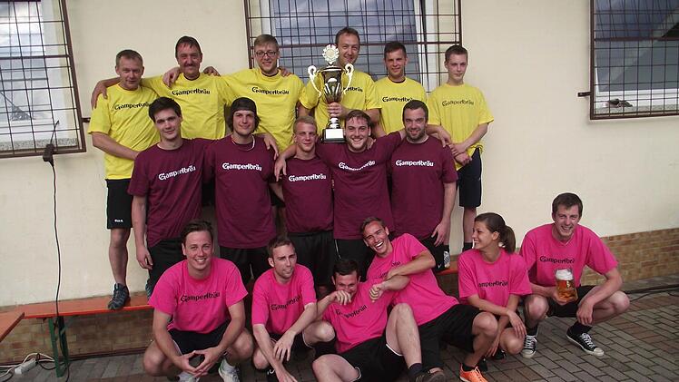 Unser Bild zeigt die drei prämierten Siegermannschaften des Menschenkickerturniers in Thonberg. Hintere Reihe die Sieger "Superkicker", in der Mitte die Zweitplatzierten "Red Pauli" und vorne die lustigen Dritten von "CeZweihaFünfOhHa". Foto: Dieter Wolf