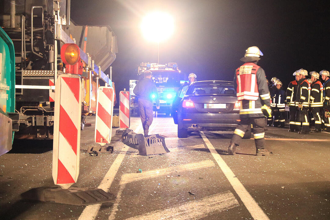 Auto prallt auf B505 gegen Teermaschine