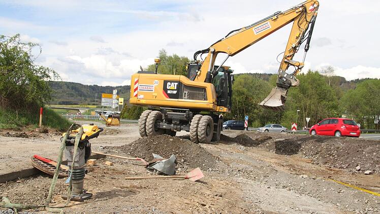 Mit Baggern und in Handarbeit schaffen Arbeiter der Firma Strabag derzeit im Einmündungsbereich der Guttenberger Straße die Voraussetzungen für einen provisorischen Kreisel. Foto: Sonny Adam