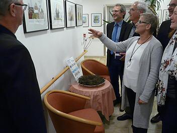 Auch die stellvertretende Landrätin Rosi Kraus (M.)  schaute  sich die Bilder an. Foto: Paul Pöhlmann