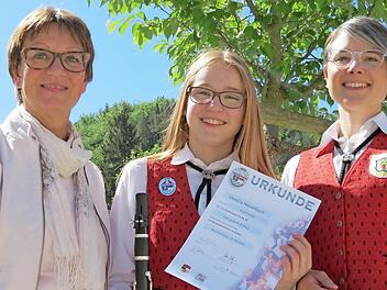 Klarinetten-Lehrerin Eva-Maria Schaub (von links), Viktoria Hesselbach und Bianca Meine, Vorsitzende der Sulzthaler Musikanten.  Foto: Doris Bauer