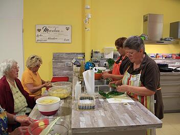 Diana Reißig (vorne rechts) und Brigitte Deuerling (rechts)  kochen gemeinsam mit Senioren frischen Mangold in der Tagespflege "Lebenswert" in Lichtenfels. Jutta Rudel