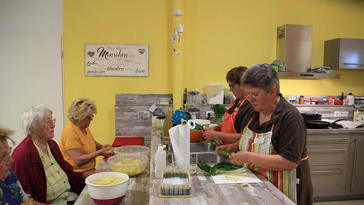 Diana Reißig (vorne rechts) und Brigitte Deuerling (rechts)  kochen gemeinsam mit Senioren frischen Mangold in der Tagespflege "Lebenswert" in Lichtenfels. Jutta Rudel