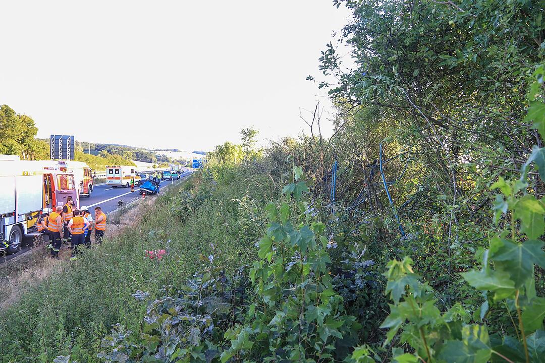 Schwerer Unfall auf A73: Cabrio überschlagen - zwei Menschen schwer verletzt