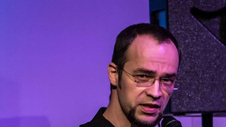 Mitreißend lebendigen Gesang demonstrierte der Coburger Hochschulchor "Die Klangfänger" bei seiner Musik zum Advent unter der Leitung von Moritz Metzner.Foto: Jochen Berger