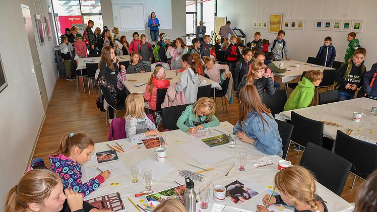 Weltkindertag: Etwa 120 junge Künstler waren am Donnerstag in der Zentralredaktion am Werkeln. Foto: Ronald Rinklef,