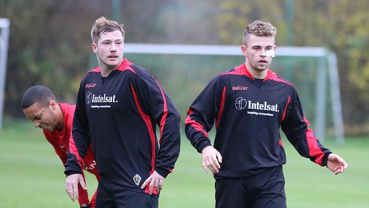 Abgek&auml;mpft und gezeichnet sind Dennis Schmidt und Lukas Baldauf (rechts) vom FC Fuchsstadt (dunkle Trikots), aber auch der Spieler von Vatan Spor Aschaffenburg. Foto: Sebastian Schmitt