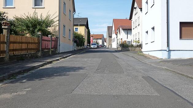 Auch der Kanal und die Fahrbahn in der Linsengasse in Obertheres sind sanierungsbedürftig, wie der Gemeinderat erfuhr.  Foto: Christian Licha